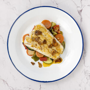 Merluza con ajada y verduras al horno