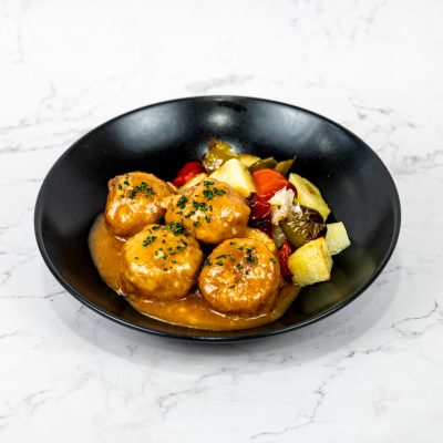 TRAFUS.ALBÓNDIGAS DE CHOCO CON PATATAS PAISANAS.FRONT